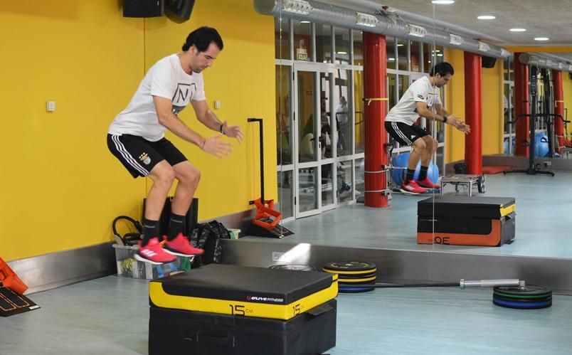 Entrenamiento personal con todas las medidas de seguridad