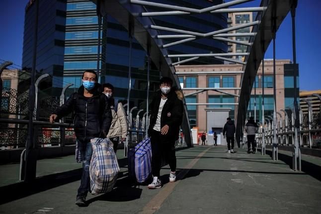 Dos ciudades chinas exigen un test anal de covid a los llegados del extranjero