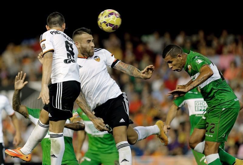 El último Valencia-Elche coincidió con el recibimiento a Lim como salvador del club