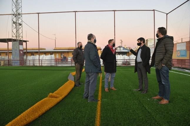 El Ayuntamiento inaugura el nuevo campo de fútbol de césped artificial de Vistahermosa en Valdezorras