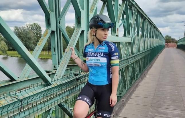 La exciclista Tara Gins, vetada como directora de un equipo por unas fotos "inapropiadas"