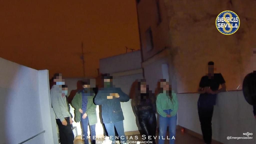Denunciados 16 jóvenes en una fiesta de madrugada en una azotea de Sevilla