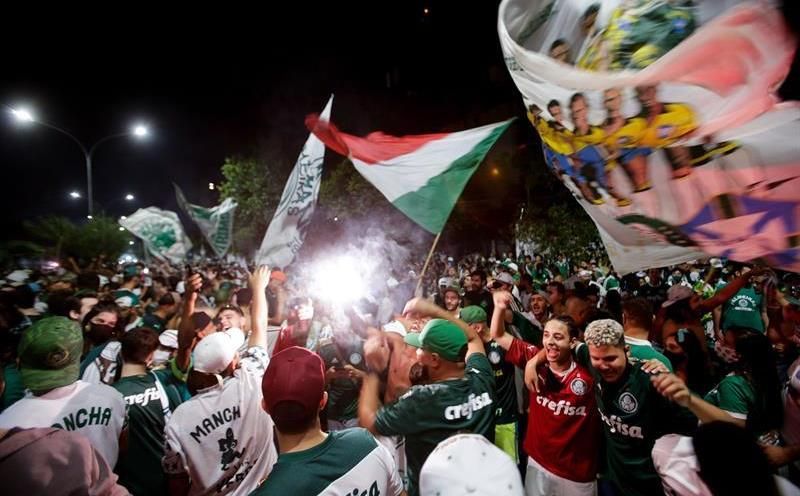 Palmeiras llega a Sao Paulo y se da un baño de masas para festejar el título