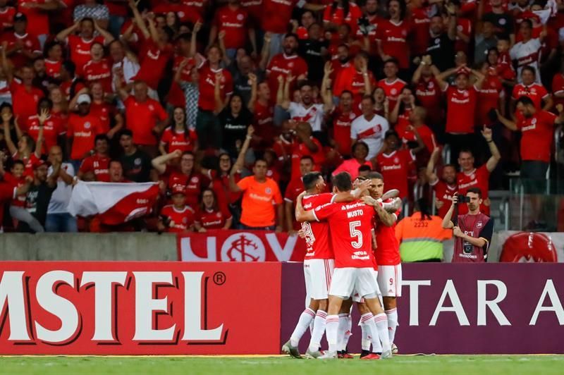 Internacional derrota al Bragantino y amplia su ventaja en la punta del fútbol en Brasil