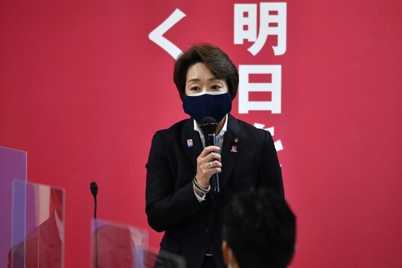 Suga dice que Japón sigue centrado en organizar los JJOO pese a extender la alerta