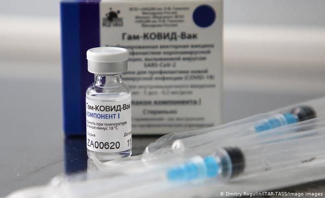 España abre la puerta a la vacuna rusa con la condición de que sea aprobada por la EMA