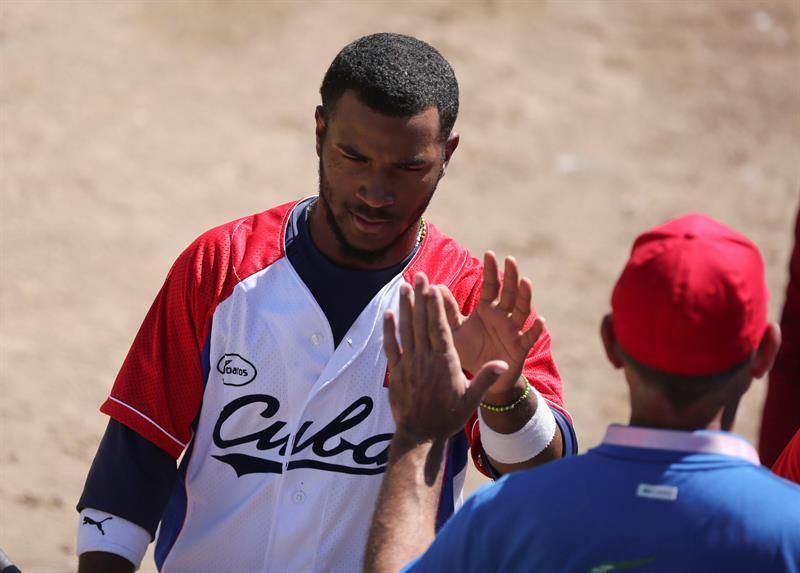Seis peloteros cubanos jugarán con el club profesional panameño Los Santos