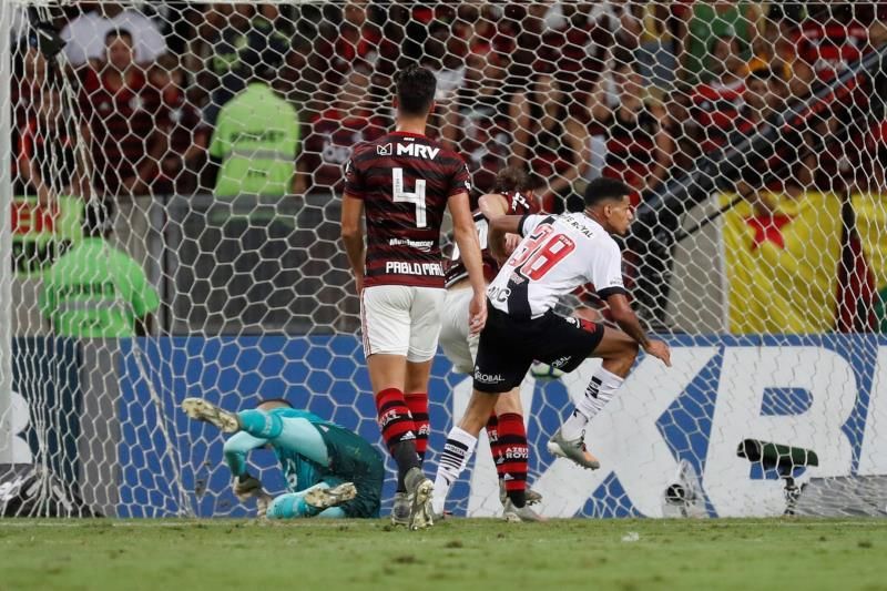 Flamengo vence al Vasco y le respira en la nuca al líder Internacional