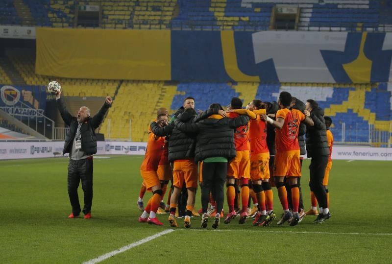 El Galatasaray gana el clásico al Fenerbahce en el debut en casa de Ozil