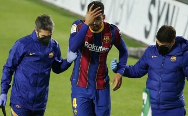 Araújo, a tres días del duelo de Copa frente al Sevilla FC, se retira lesionado en el Betis-Barcelona