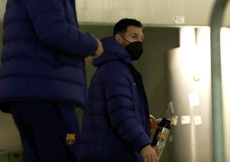 Messi, en el banquillo, y el mexicano Guardado, en la medular del Betis