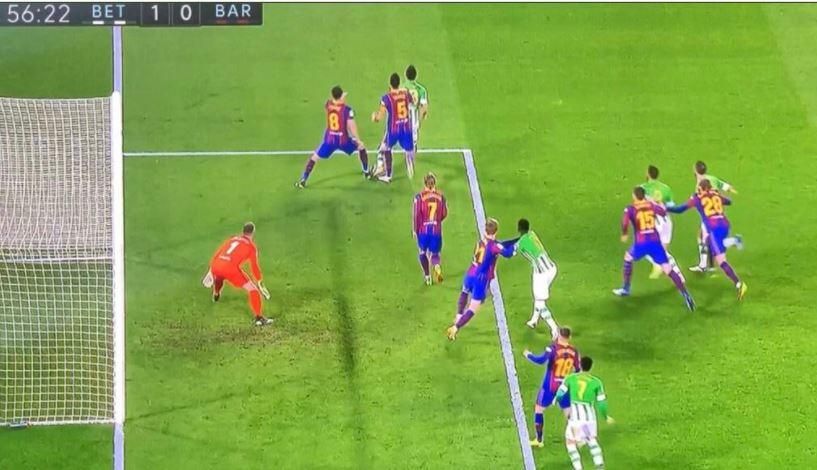 El penalti no pitado a Mandi enciende la polémica del Betis-Barça