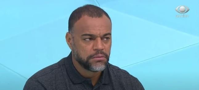 El enfado de Denilson por culpa de un peluche gigante y unos mariachis (incluye vídeo)