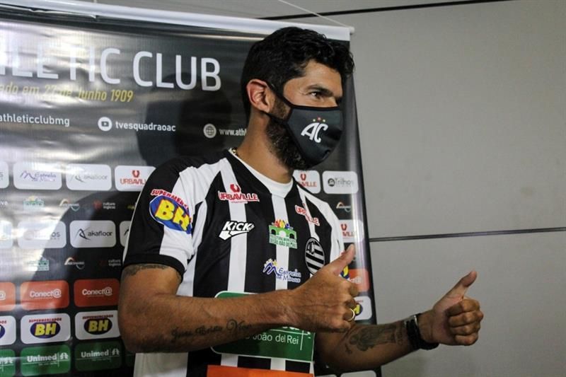 El 'Loco' Abreu dice que aún tiene "hambre" de fútbol en su regreso a Brasil