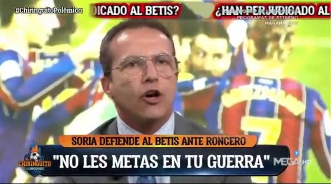 Cristóbal Soria sale en defensa del Betis