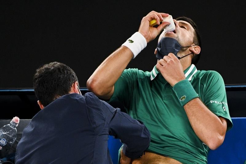 Un Djokovic lesionado sobrevive en el quinto ante Fritz