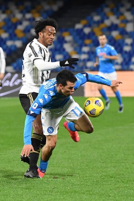 Lozano acaba el Nápoles-Juventus con un fuerte dolor en el muslo derecho