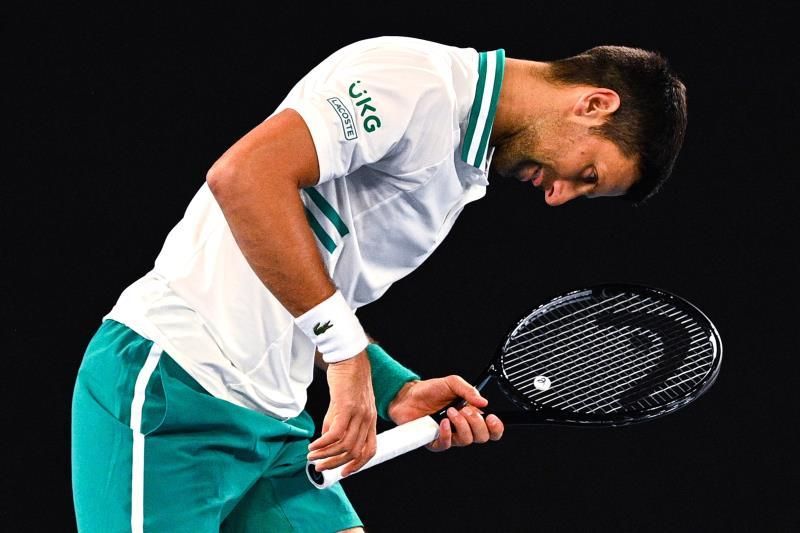 Djokovic logra su victoria 300 en un Grand Slam con dolor
