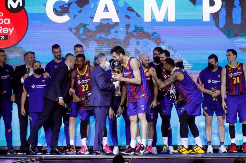 El rey felicita al Barcelona por ganar la Copa de baloncesto
