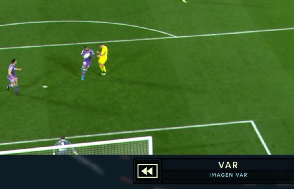 Al Betis le pitan en contra un penalti increíble