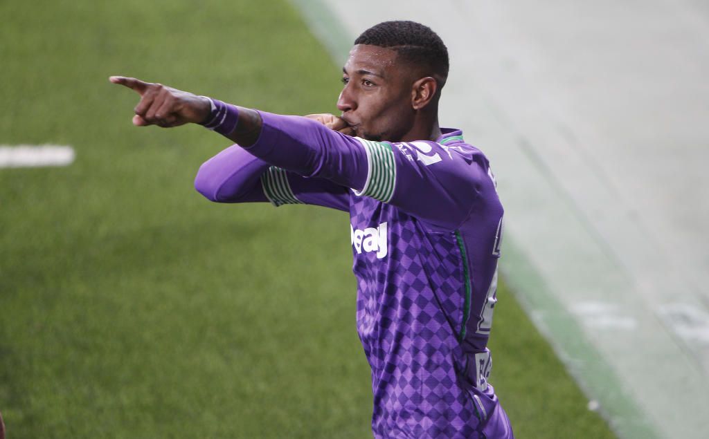 Emerson ratifica su nuevo perfil de lateral total en un año clave