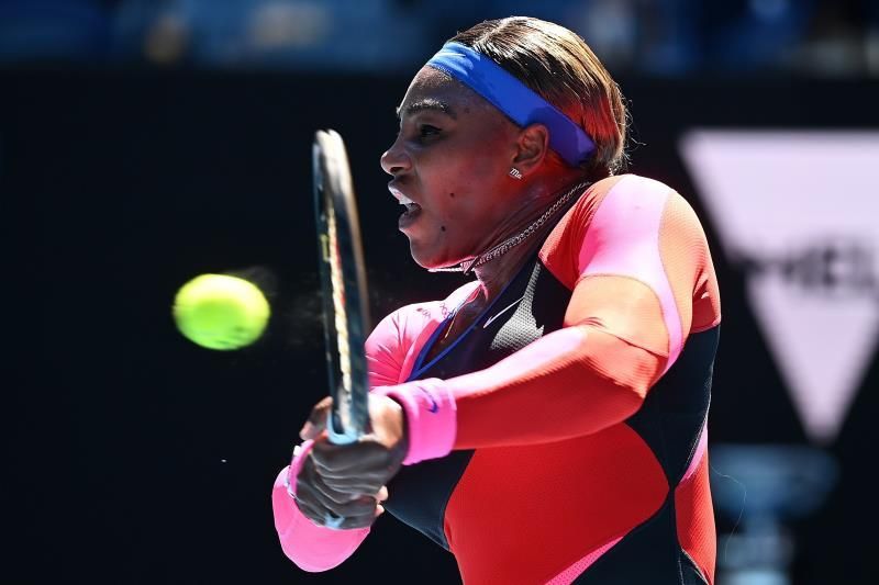 Osaka abruma en semifinales a Serena Williams, con problemas en el saque