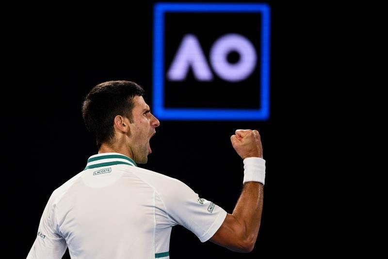 Djokovic fulmina a Medvedev y levanta su noveno Abierto de Australia
