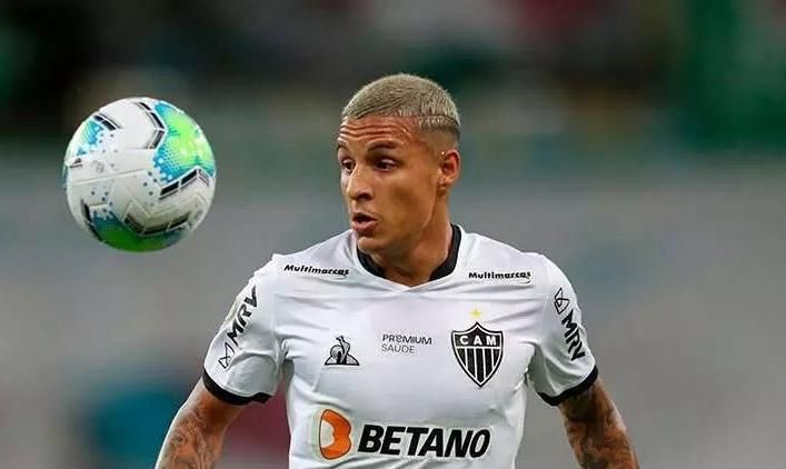 El mejor lateral de Brasil todavía pertenece al Sevilla