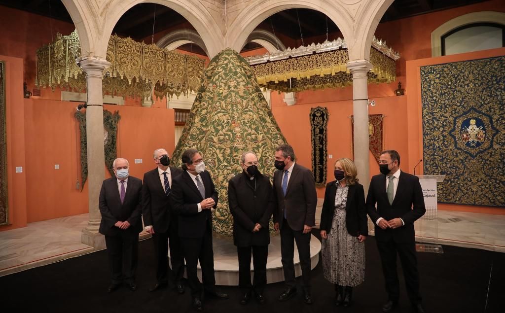 El Consejo de Hermandades inaugura en la Fundación Cajasol la muestra sobre el patrimonio de las cofradías