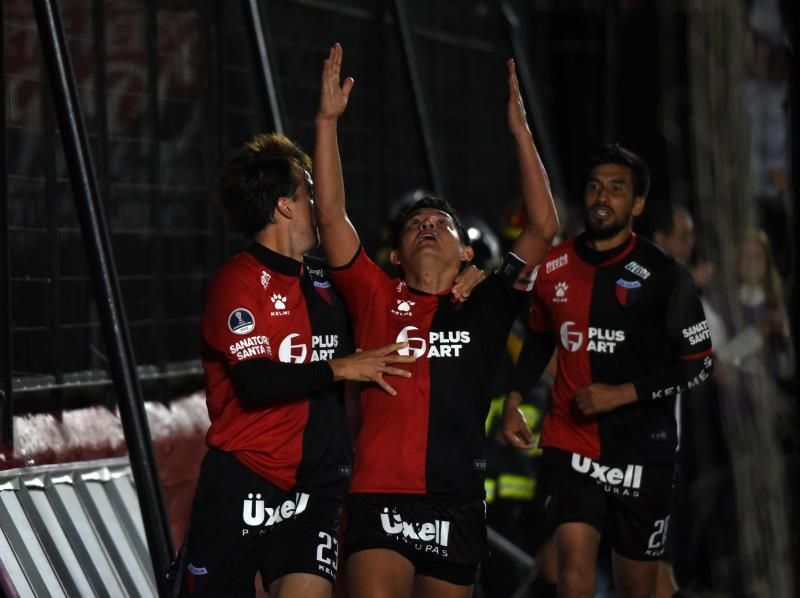 Colón vence a San Lorenzo y lidera con Banfield y Estudiantes la Zona A del fútbol en Argentina