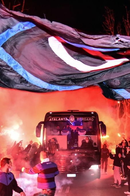 Cientos de aficionados del Atalanta se reúnen con bengalas fuera del estadio
