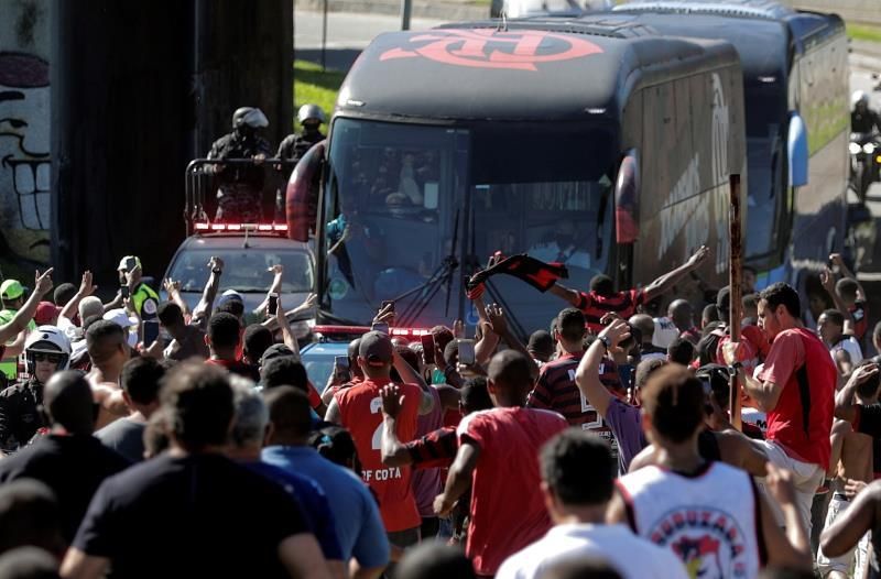 Cientos de hinchas despiden al Flamengo en su viaje rumbo al bicampeonato