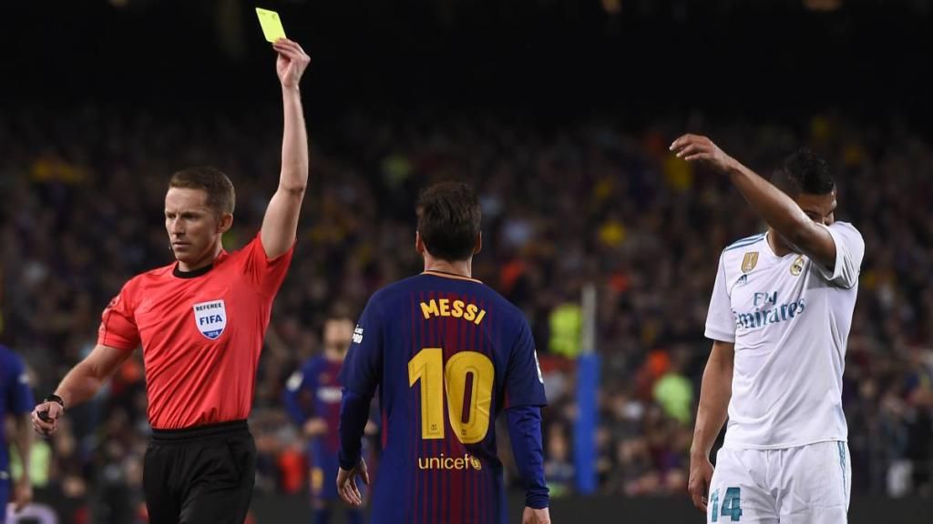 El árbitro del SevillaFC-Barcelona y el mal recuerdo del único precedente