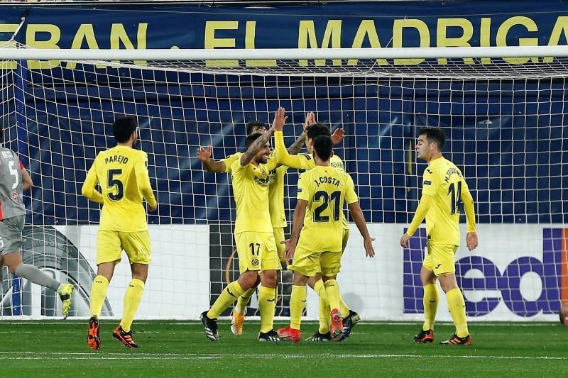 El Villarreal se clasificó sin brillar (2-1)