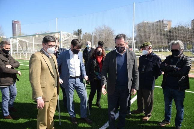 El Ayuntamiento finaliza un nuevo campo de fútbol césped artificial en el C.D. Vega de Triana