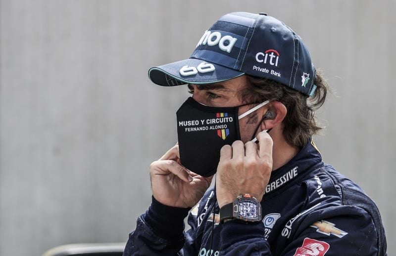 Alonso a los aficionados: "Estoy deseando enseñaros el coche"