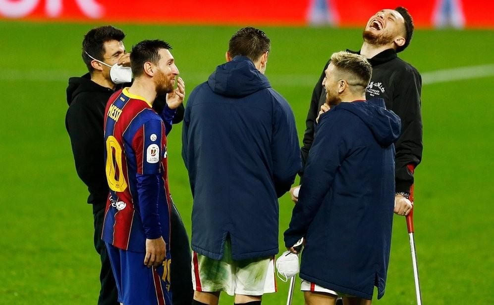 Los milagros secretos de Ocampos y Acuña: el Barça-Sevilla ya ha comenzado
