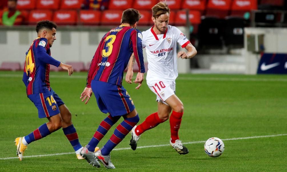 Rakitic enseña el brazalete de capitán para la vuelta Barça-Sevilla