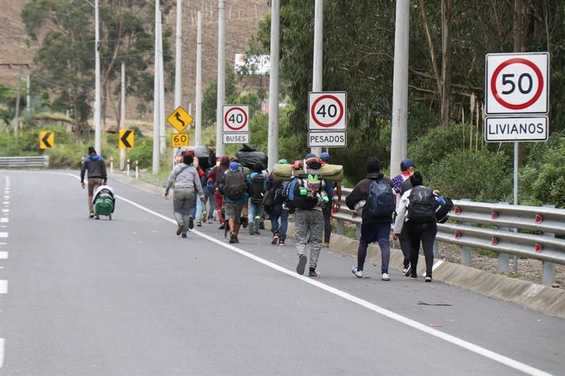 Unos 200 migrantes siguen en las calles del sur de Ecuador para pasar a Perú