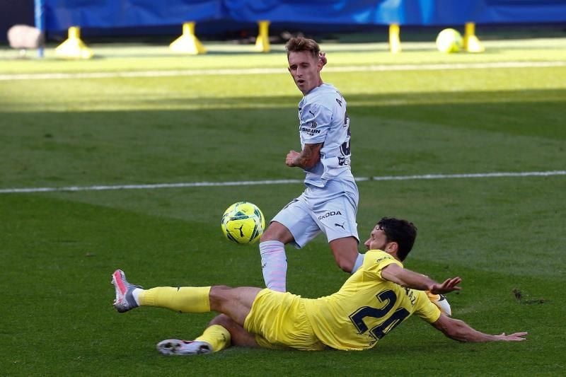 Valencia mira al descenso y Villarreal a Europa en un duelo en horas bajas