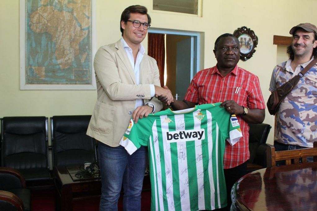El Betis llega a Tanzania: "Cada vez hay más seguidores béticos a nivel mundial"