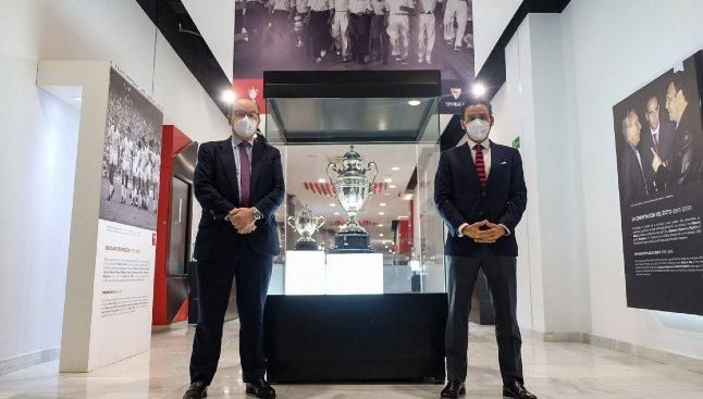 El Sevilla expone temporalmente el trofeo original de la Copa de España de 1935