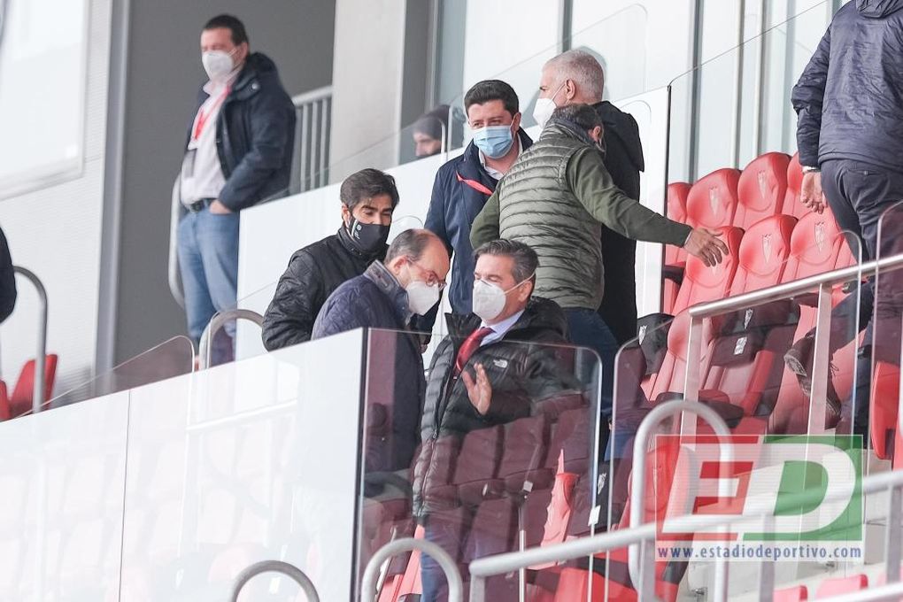 Dirigentes de Sevilla y Betis debaten en el palco del Jesús Navas sobre las polémicas del 'derbi chico'