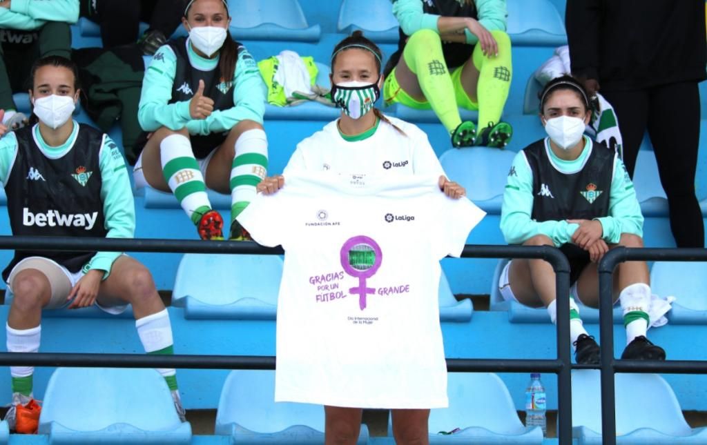 Las futbolistas del Betis se 'examinan' sobre fútbol femenino