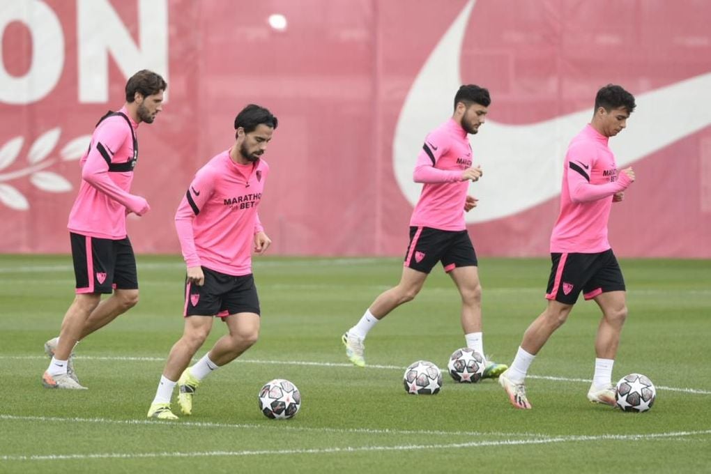 El Sevilla FC ya prepara el derbi pendiente de tres titulares