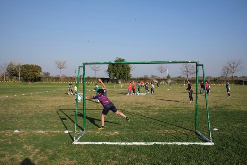 Una academia española de fútbol busca diversión y solidaridad en Pakistán