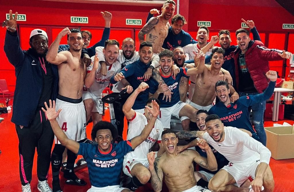 La celebración sevillista en el vestuario