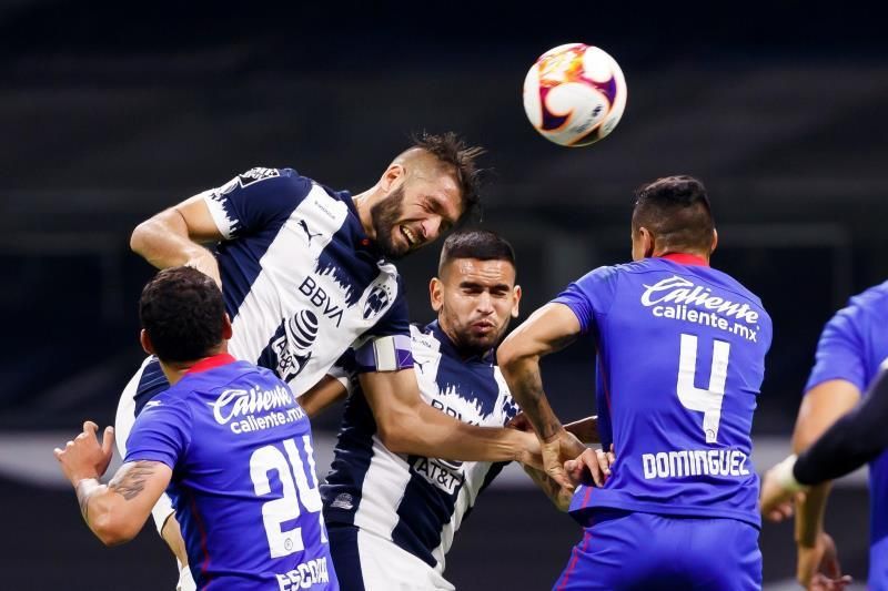 El Cruz Azul del peruano Reynoso vence a Monterrey y mantiene el liderato del fútbol en México
