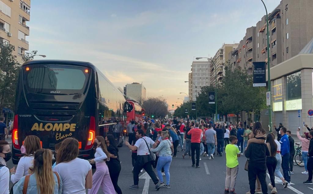 Un centenar de aficionados arropa al Sevilla de camino al estadio
