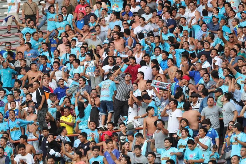 La estatua de un ídolo de Universitario es decapitada por el vandalismo de las barras bravas